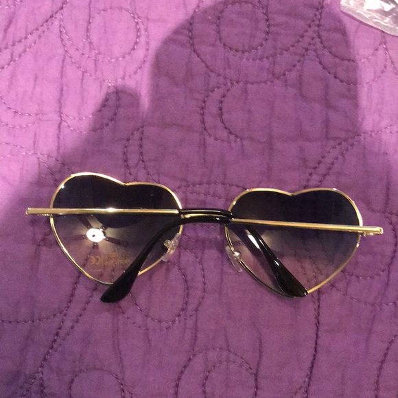 ❌🛑Last One🛑❌New Heart ❤️ Sunglasses - Picture 5 of 6